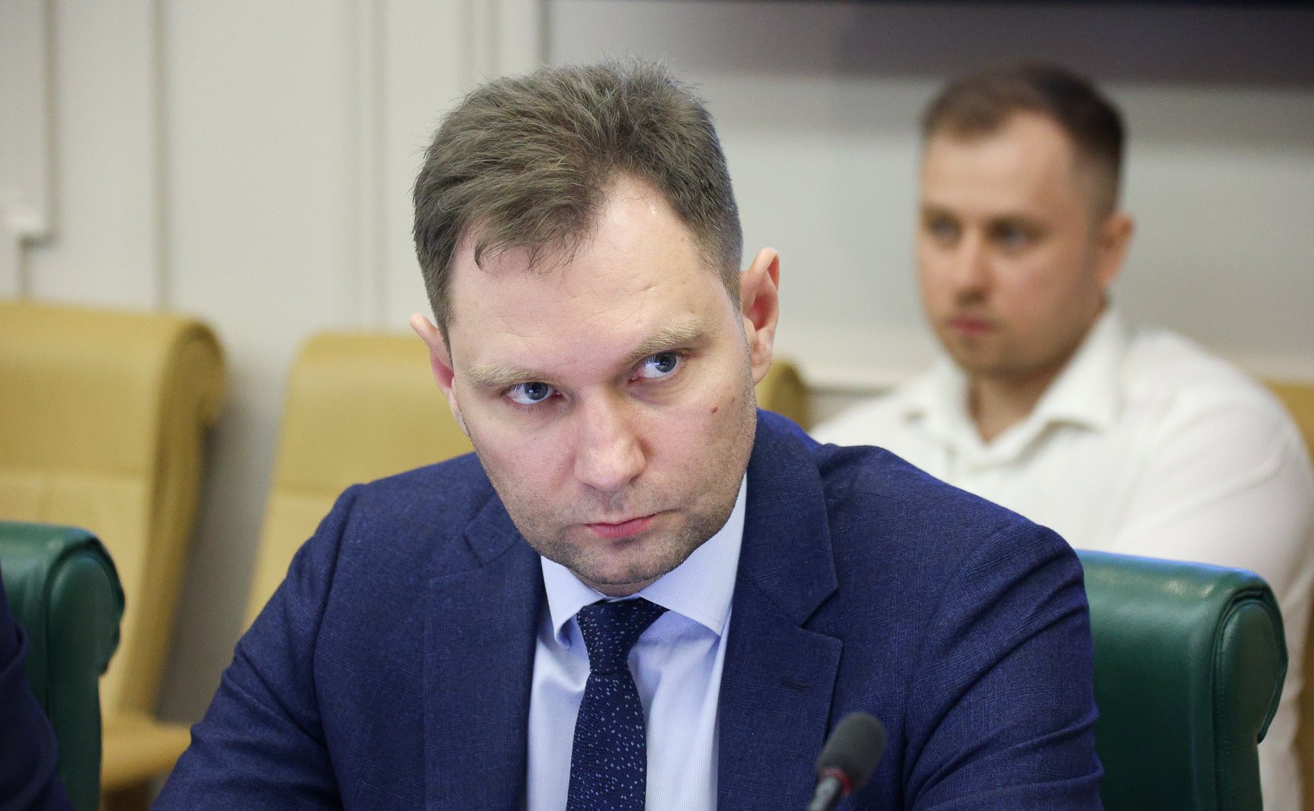 Совещание Комитета СФ по экономической политике по вопросу движения по автомобильным дорогам транспортных средств, осуществляющих перевозку твердых коммунальных отходов, с превышением допустимой нагрузки на ось