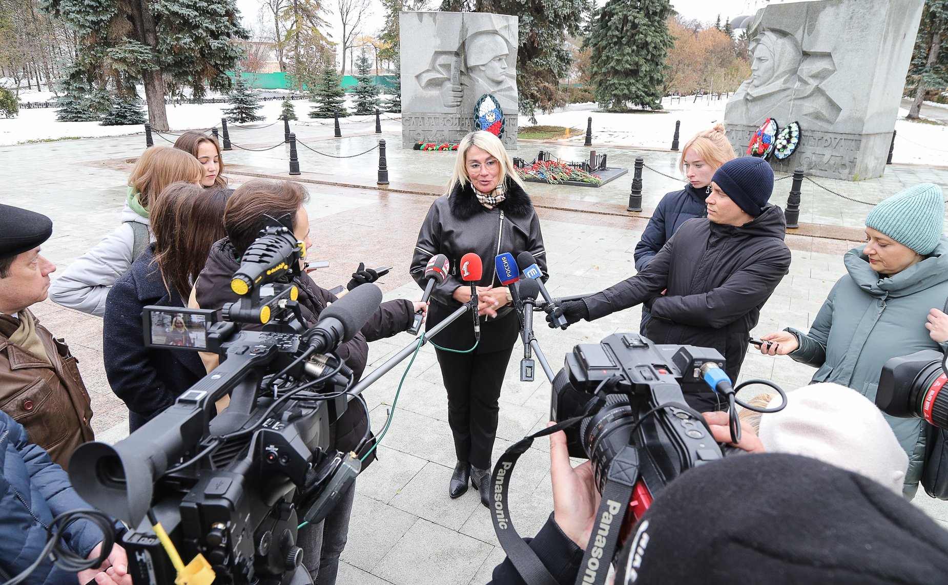 Российские и белорусские парламентарии возложили цветы к Вечному огню в Ярославле и почтили память погибших в годы Великой Отечественной войны