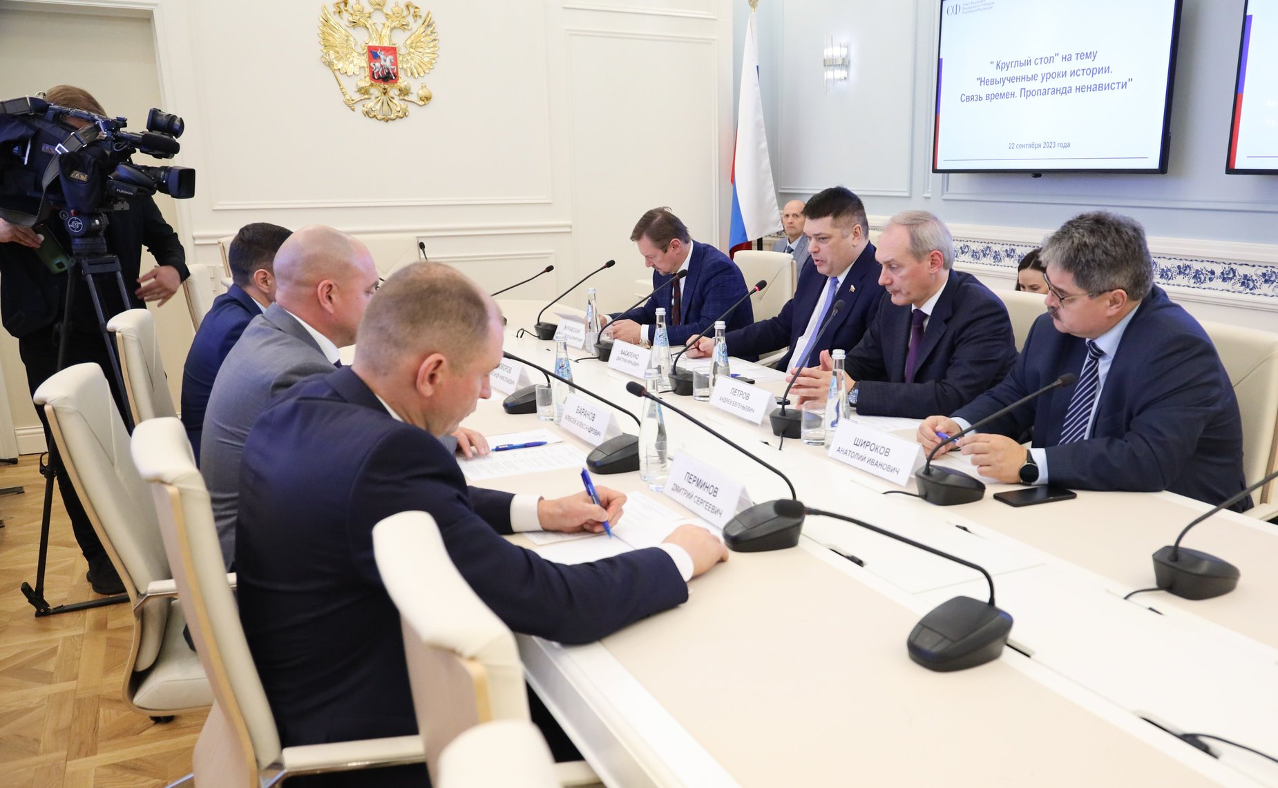 Дмитрий Василенко провел круглый стол, посвященный выставке о борьбе с нацизмом в годы Великой Отечественной войны и в наши дни