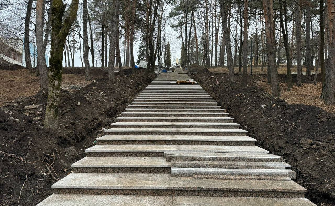 Анатолий Артамонов в рамках рабочей поездки в Кисловодск совместно с главой города Евгением Моисеевым посетил ряд стройплощадок