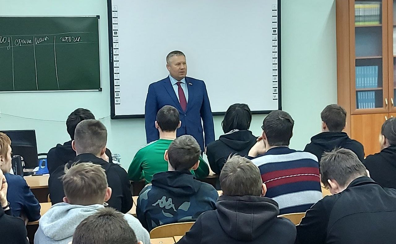 Денис Гусев встретился со студентами Ненецкого АО