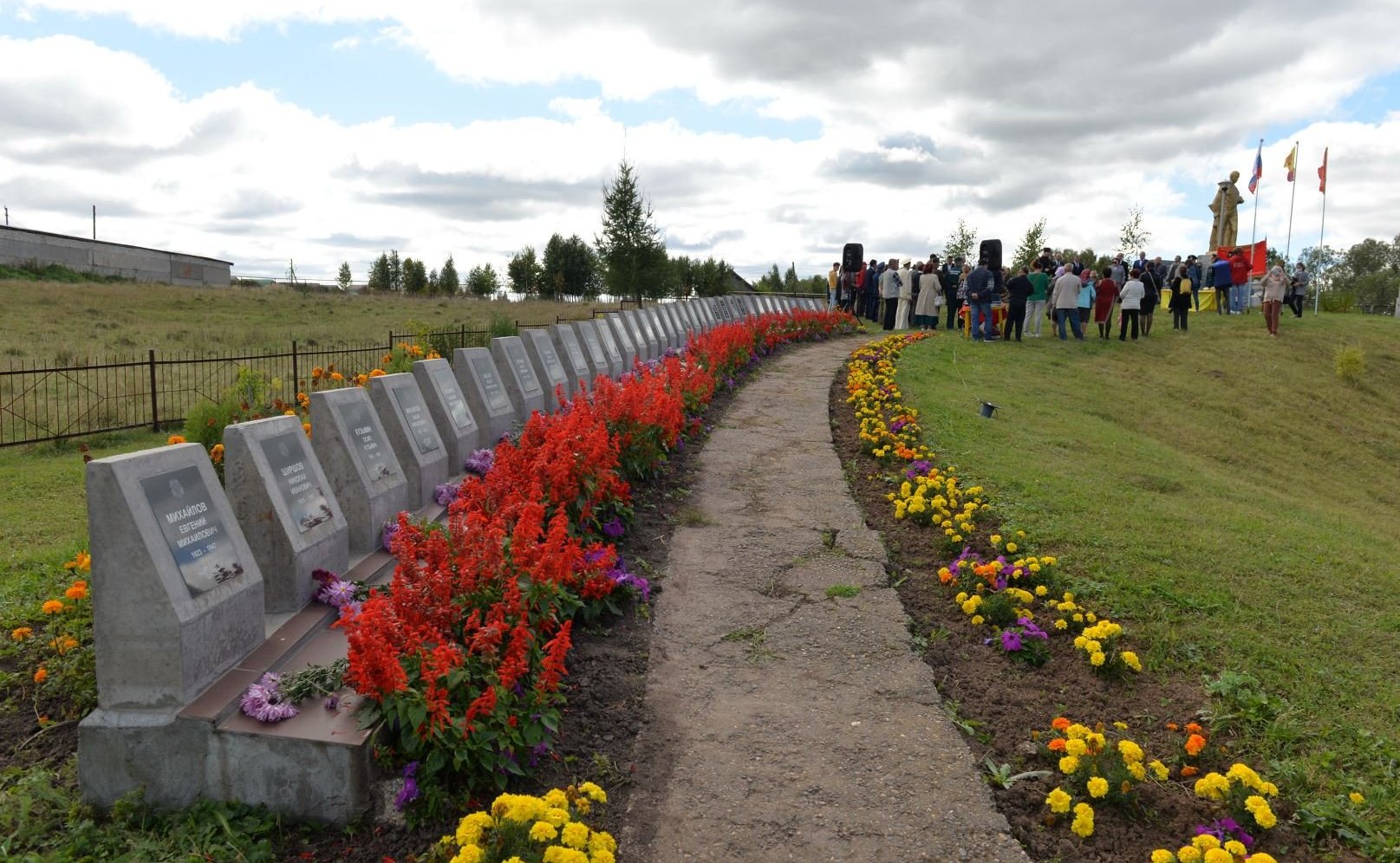 Н. Федоров в рамках рабочей поездки в Чебоксарском районе Чувашии посетил мемориал «Память» и пообщался с педагогами и учениками Толиковской средней общеобразовательной школы