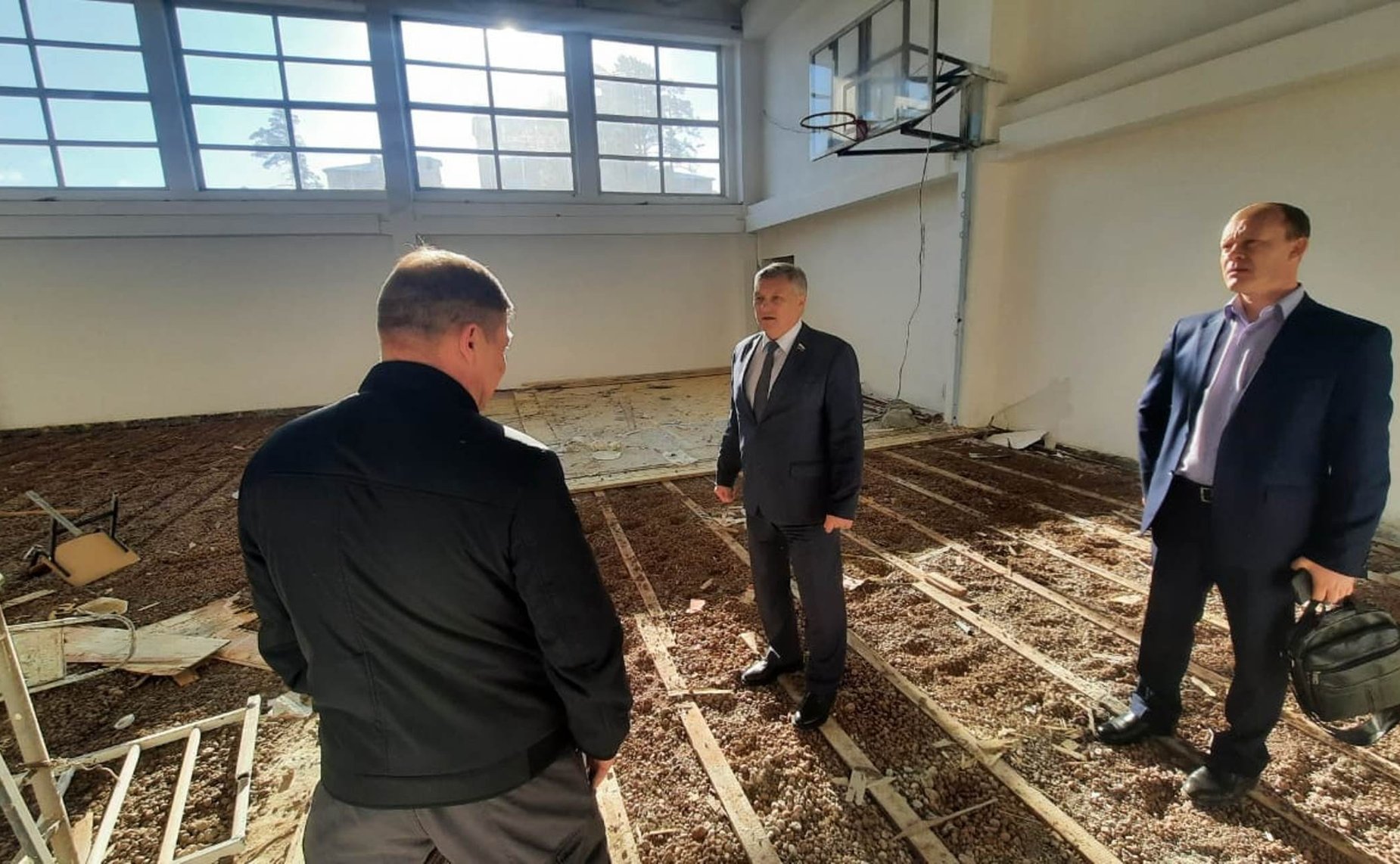 Сергей Михайлов в рамках парламентского контроля проверил ход капитального ремонта в школе № 27 в Чите