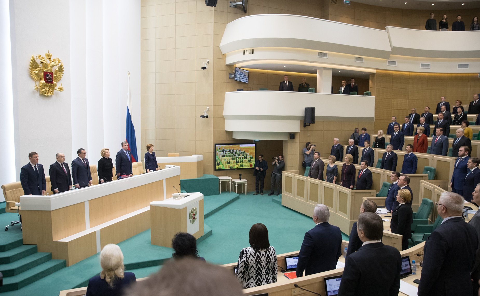 Сенаторы слушают гимн России перед 426-м заседанием Совета Федерации