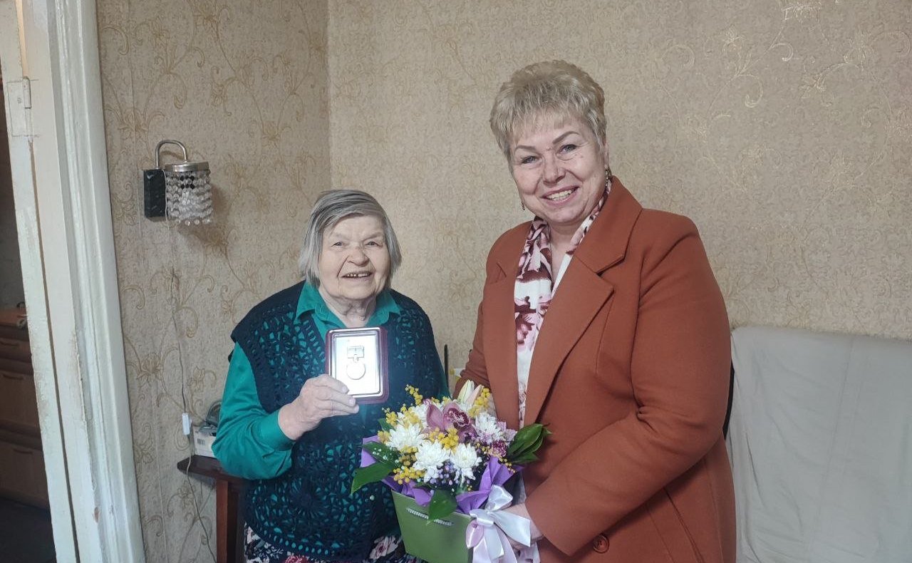 Ольга Бас вручила жителям ЛНР почетный знак «В честь 80-летия полного освобождения Ленинграда от фашистской блокады»