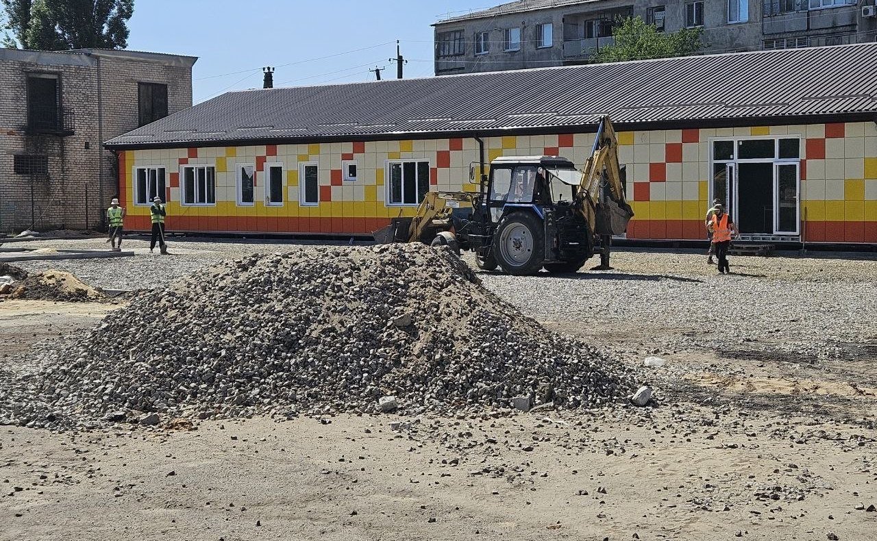 Ольга Бас в ходе поездки в регион ознакомилась с ходом строительства модульного оздоровительного лагеря «Казачок» в поселке Станица Луганская