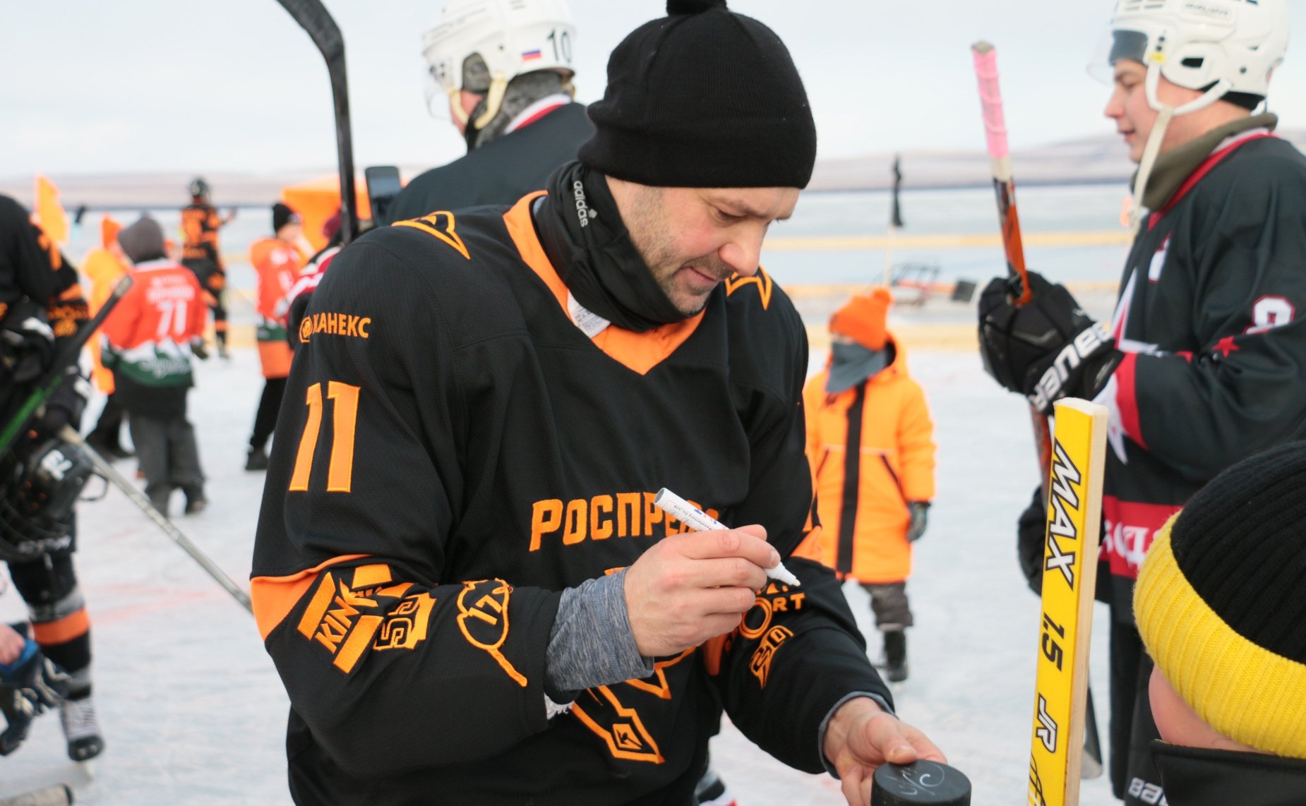Александр Жуков принял участие в открытии хоккейного турнира, который проводится на территории курорта «Озеро Шира»