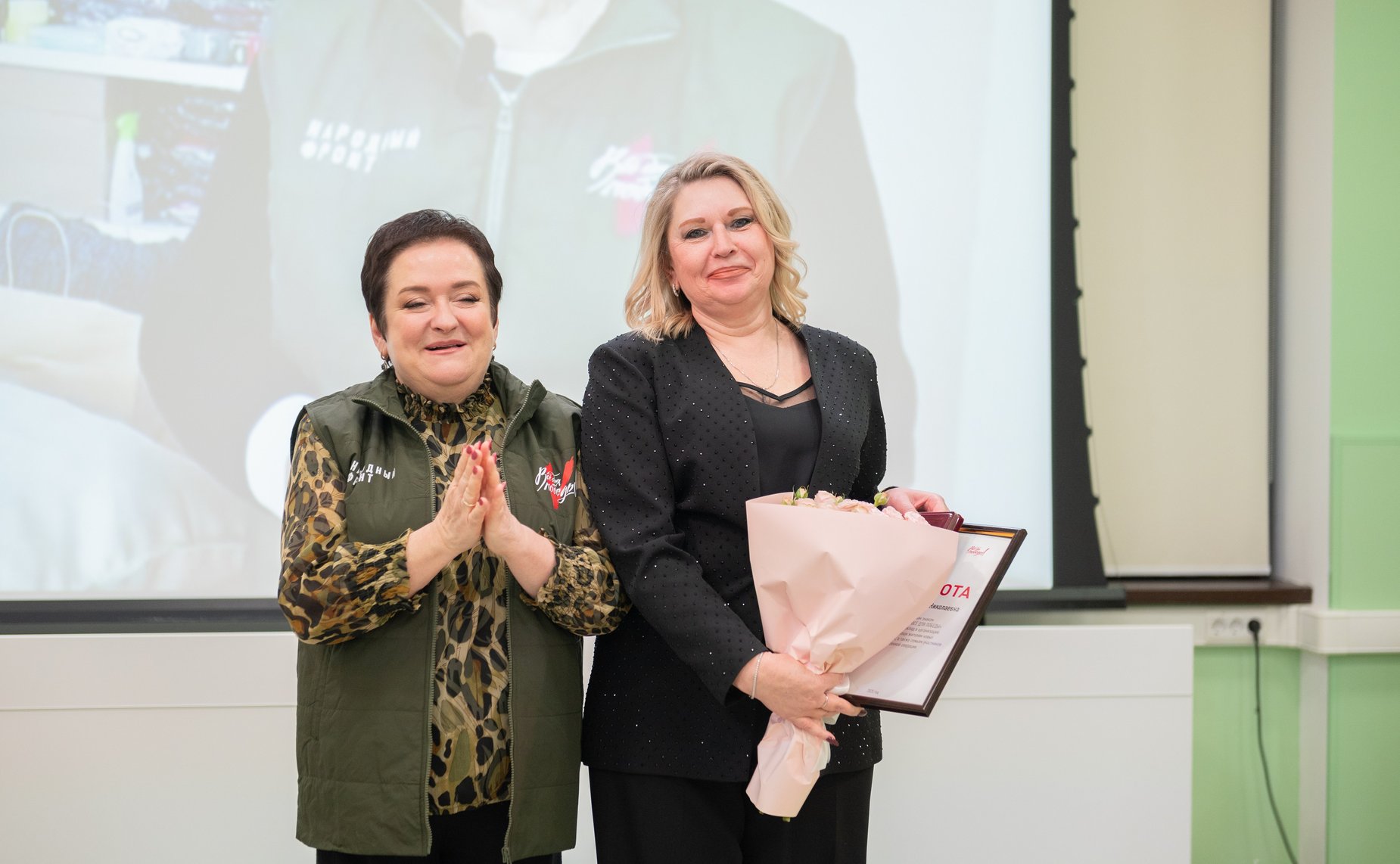 Лариса Мельник вручила награды Народного фронта активным жителям Севастополя