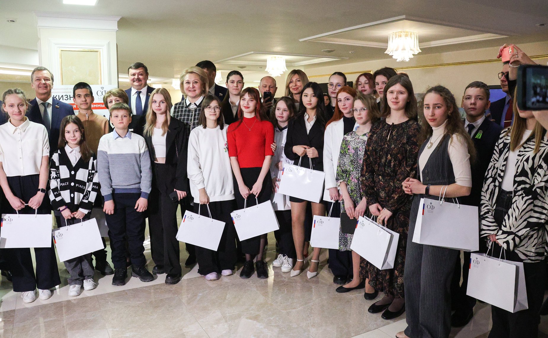 В Совете Федерации открылась выставка картин победителей конкурса детского рисунка, посвященного 80-летию прорыва блокады Ленинграда «Жизнь, деленная на граммы»