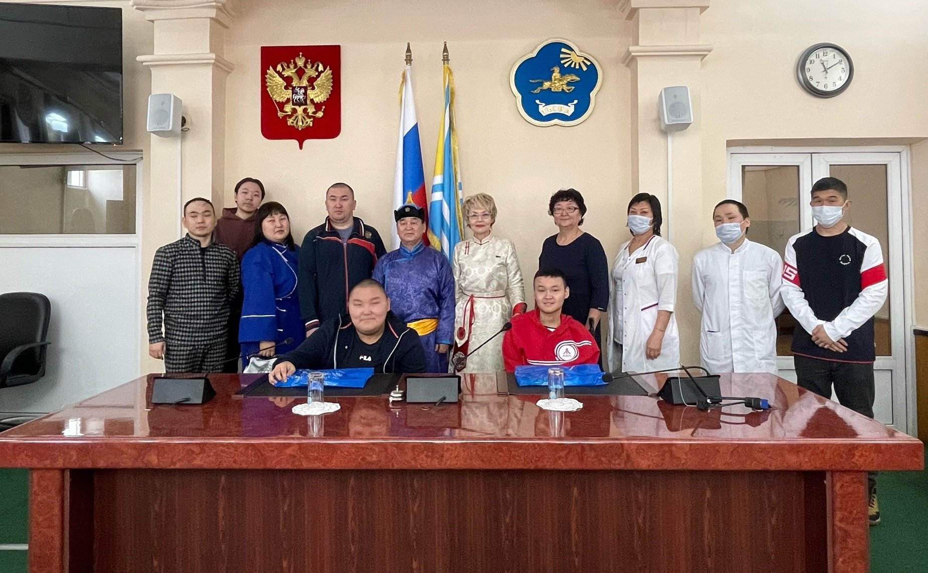 Дина Оюн в преддверии народного праздника Шагаа — Нового года по восточному календарю — встретилась с Уян-Маадыром Монгушем из тувинского села Суг-Бажы, который загадал на сайте благотворительной акции «Ёлка желаний» встречу с сенатором