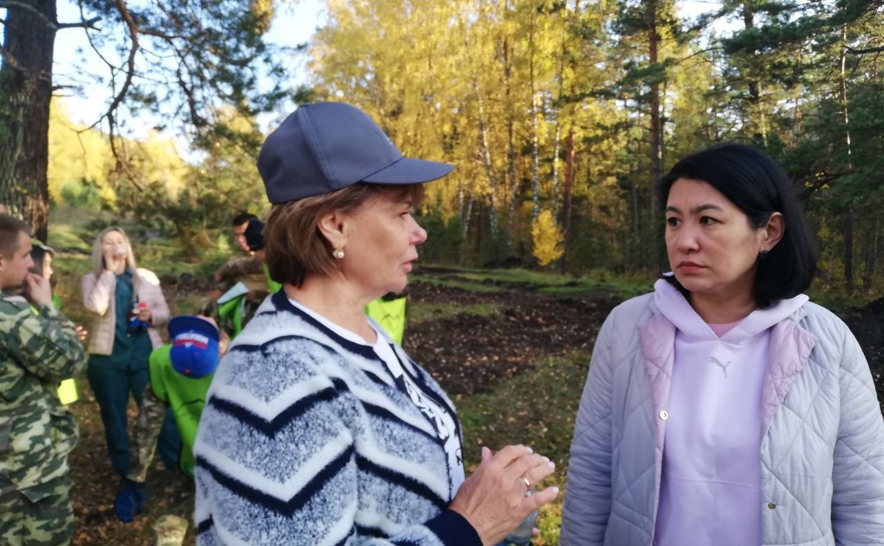 Татьяна Гигель в ходе рабочей поездки в регион приняла участие в посадке саженцев хвойных пород деревьев на территории Майминского района