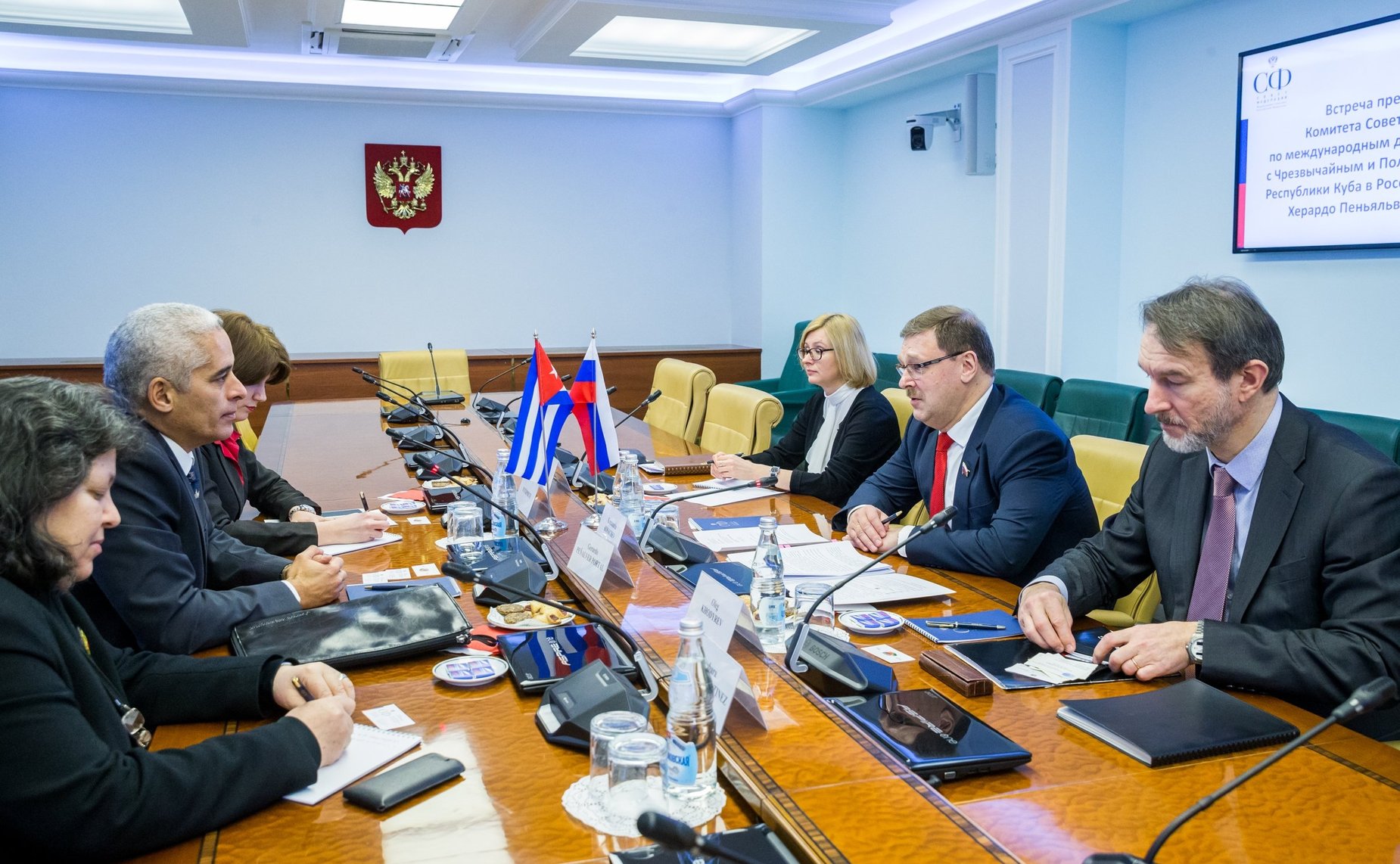 Встреча председателя Комитета СФ по международным делам Константина Косачева с Чрезвычайным и Полномочным Послом Республики Куба в РФ Херардо Пеньяльвером Порталем