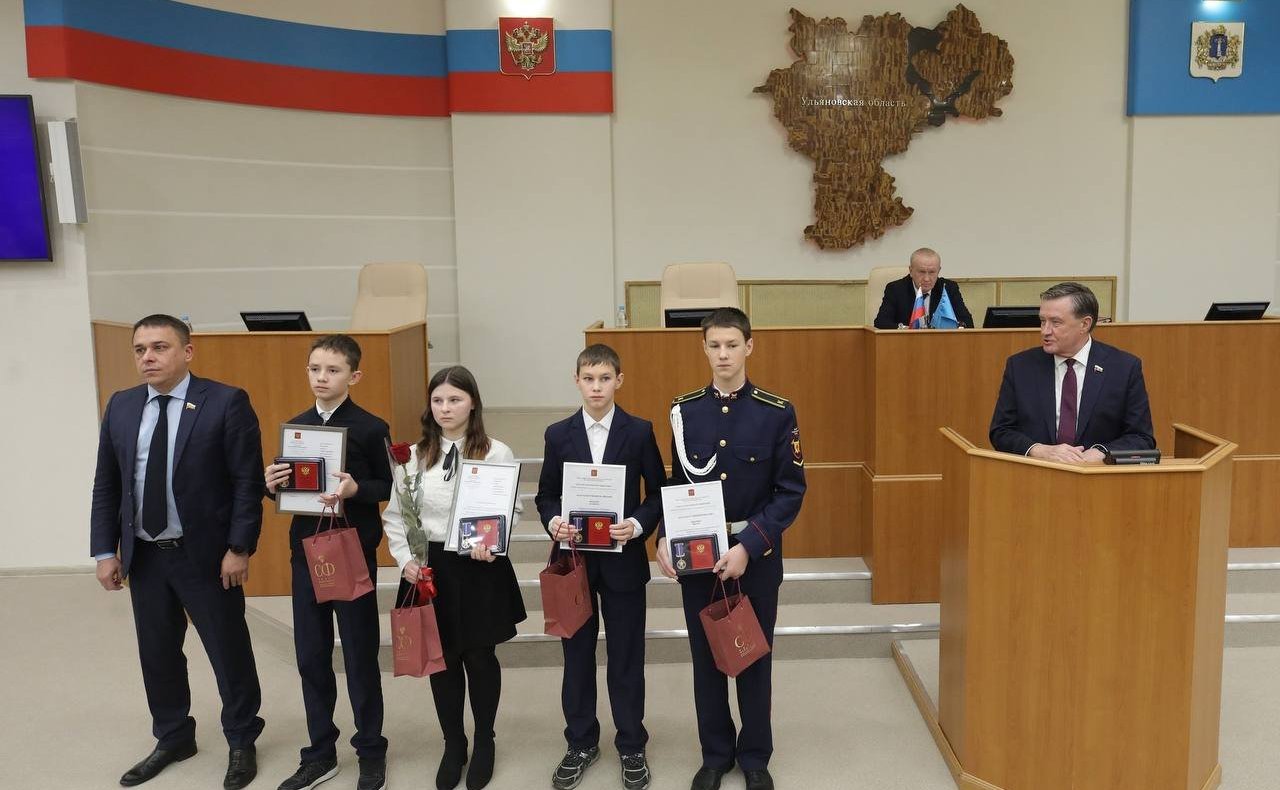 Сергей Рябухин и Айрат Гибатдинов приняли участие в прошедшей в регионе церемонии награждения юных героев памятными медалями Совета Федерации «За проявленное мужество»