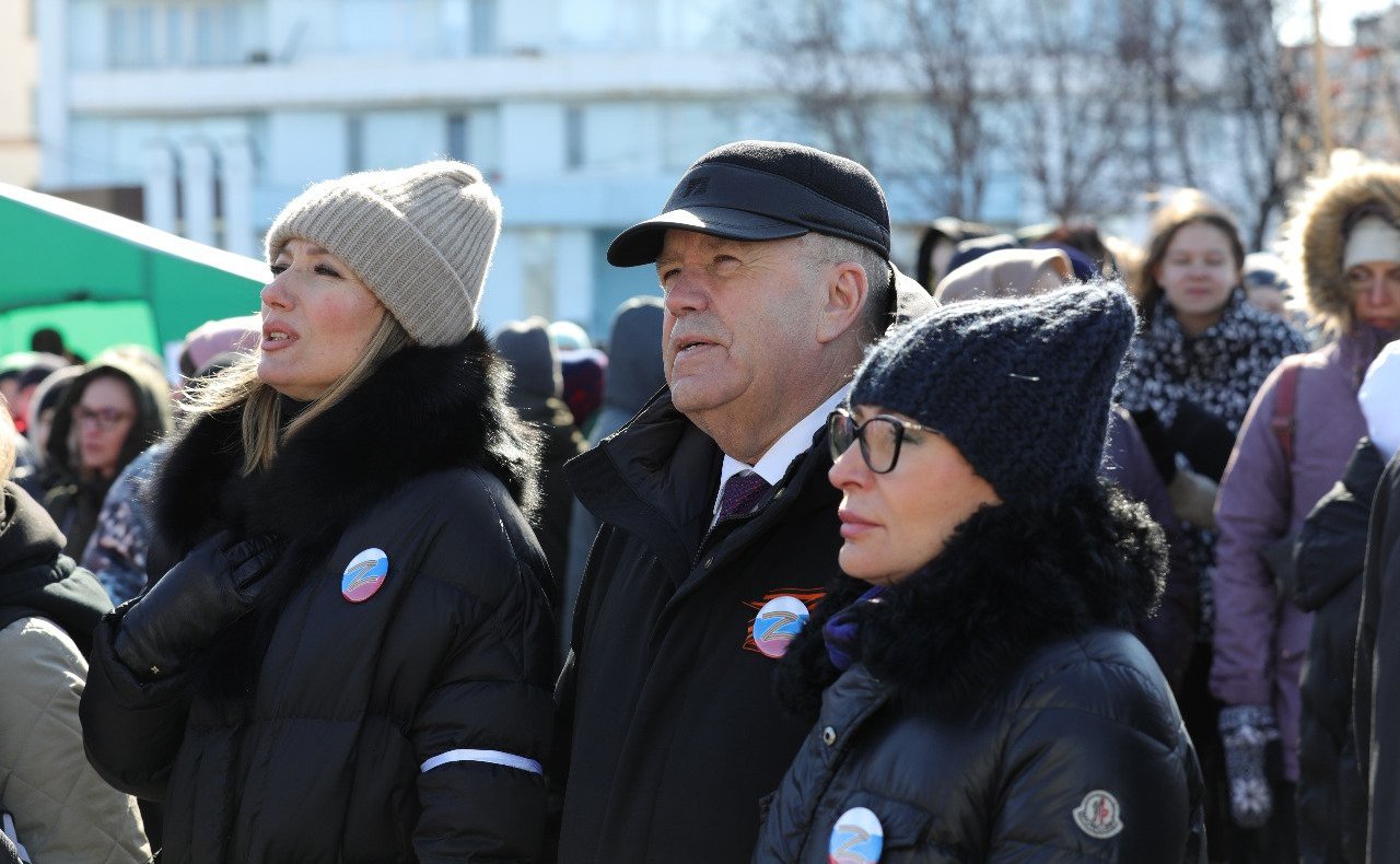 Татьяна Сахарова в рамках рабочей поездки в регион в Североморске приняла участие в концерте-митинге «Za Мир без нацизма!» в поддержку российской армии