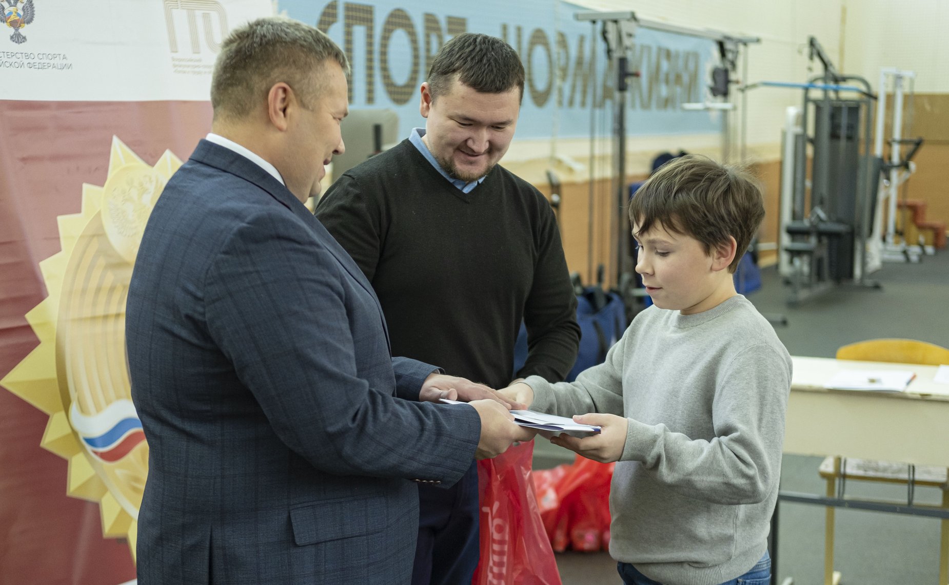 Денис Гусев в ходе поездки в регион принял участие в церемонии вручения знаков Всероссийского физкультурно-спортивного комплекса «Готов к труду и обороне»
