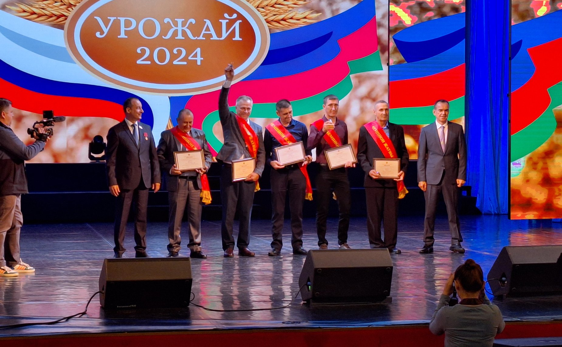 Алексей Кондратенко принял участие в чествовании передовиков поля