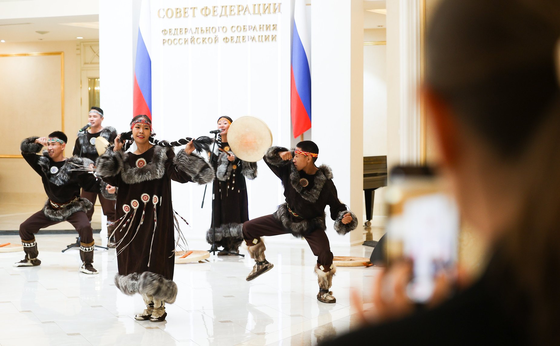 Валентина Матвиенко и Владислав Кузнецов осмотрели выставку, развернутую в Совете Федерации, которая посвящена истории, современности и перспективам развития Чукотского автономного округа