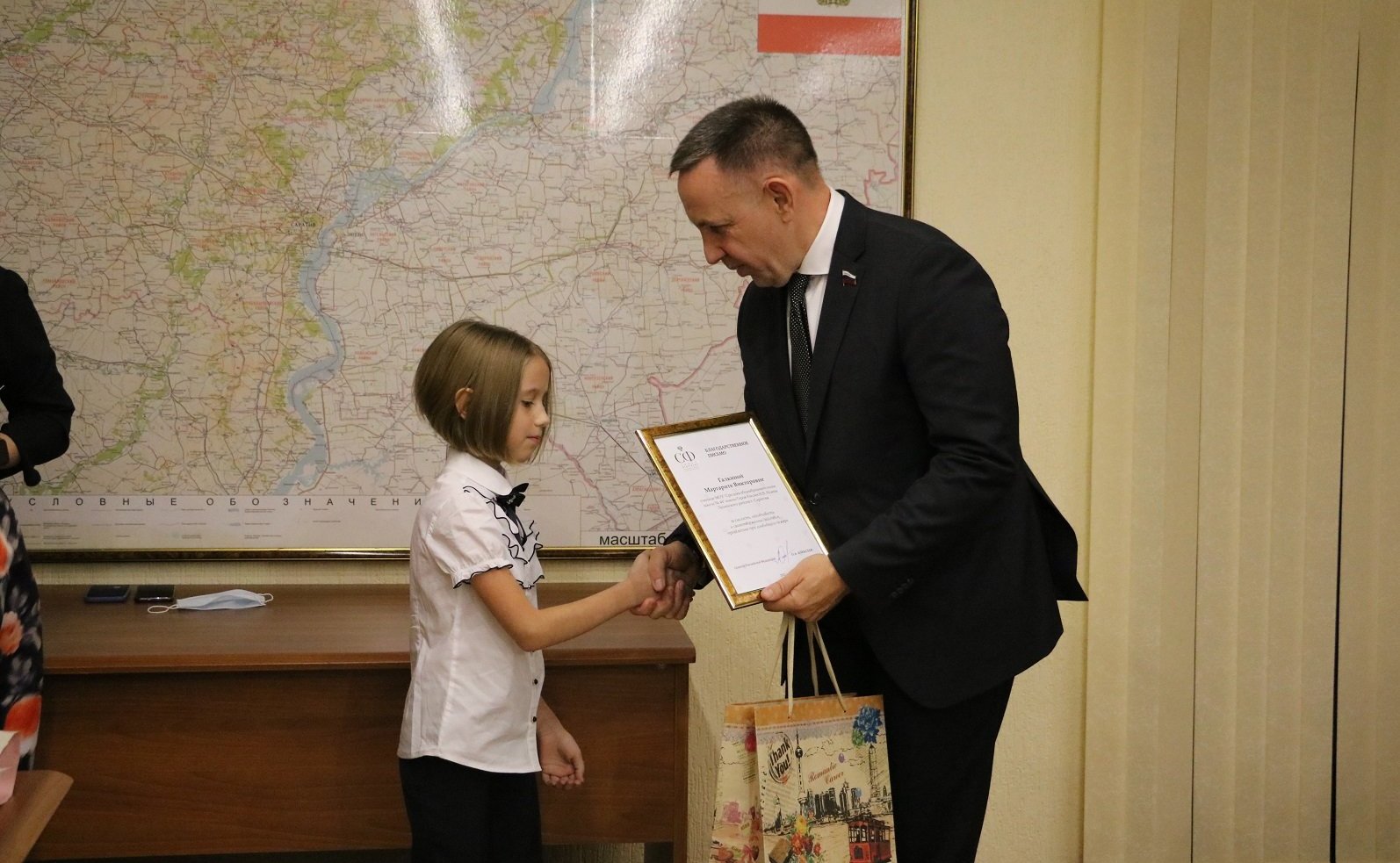 Олег Алексеев в ходе поездки в регион принял участие в торжественном награждении школьников, совершивших геройский поступок
