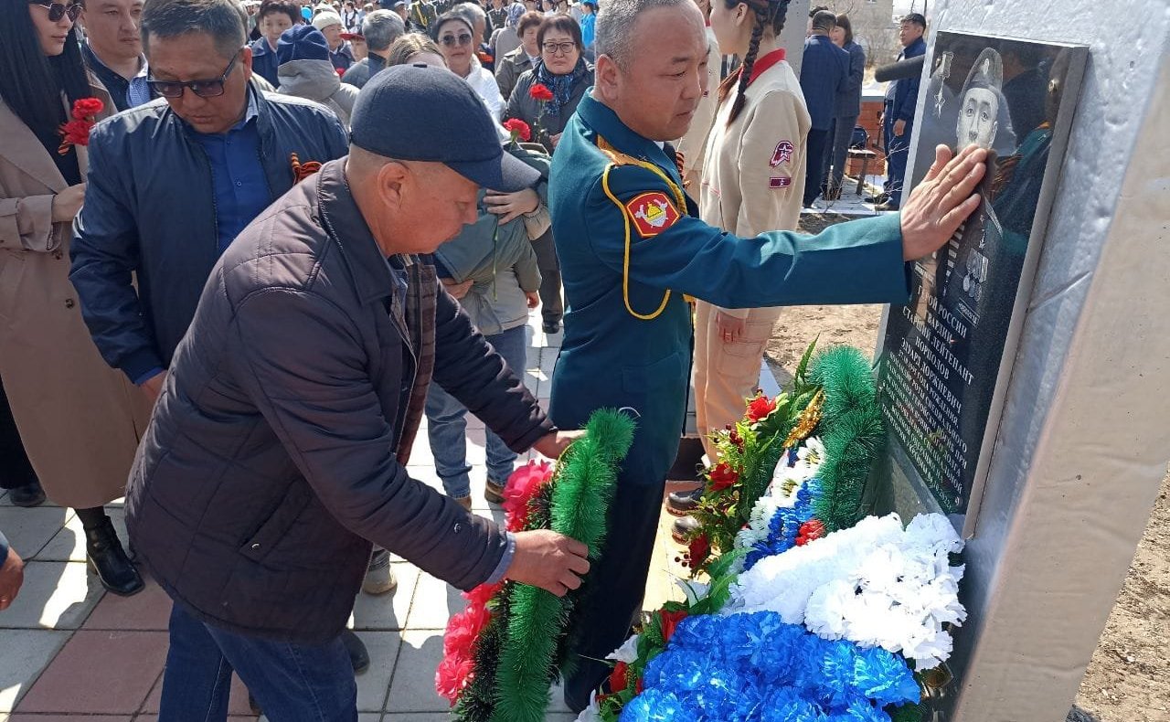 Баир Жамсуев принял участие в торжественном митинге, посвященном 78-ой годовщине Великой Победы и открытии стелы памяти Героя России Эдуарда Норполова в селе Цаган-Челутай