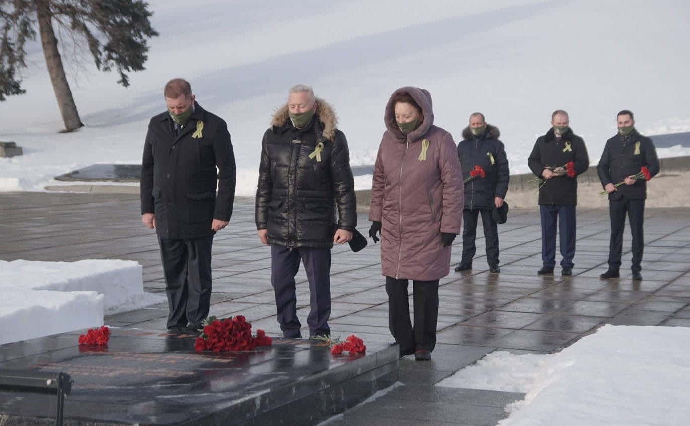 Николай Семисотов посетил Мамаев курган, где возложил цветы в память о погибших в ходе битвы под Сталинградом