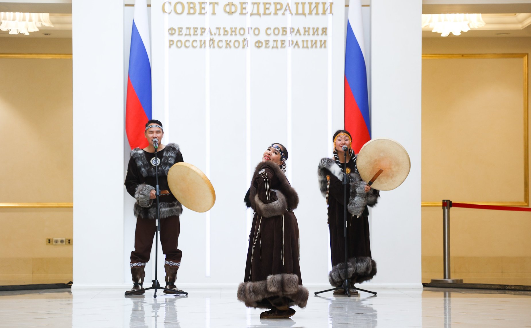 Валентина Матвиенко и Владислав Кузнецов осмотрели выставку, развернутую в Совете Федерации, которая посвящена истории, современности и перспективам развития Чукотского автономного округа