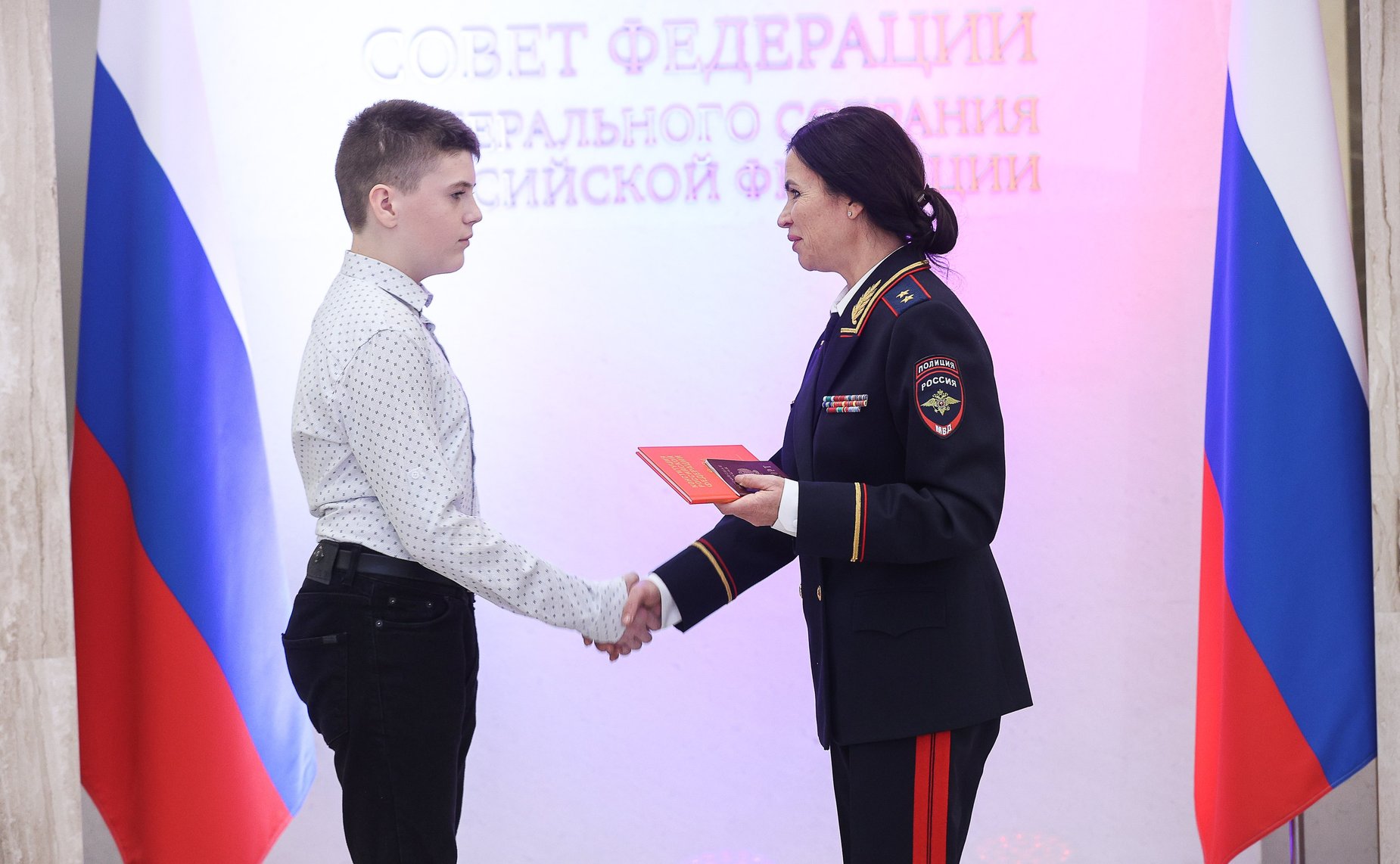 Торжественная церемония вручения паспортов граждан РФ 14-летним жителям Луганской Народной Республики и Херсонской области