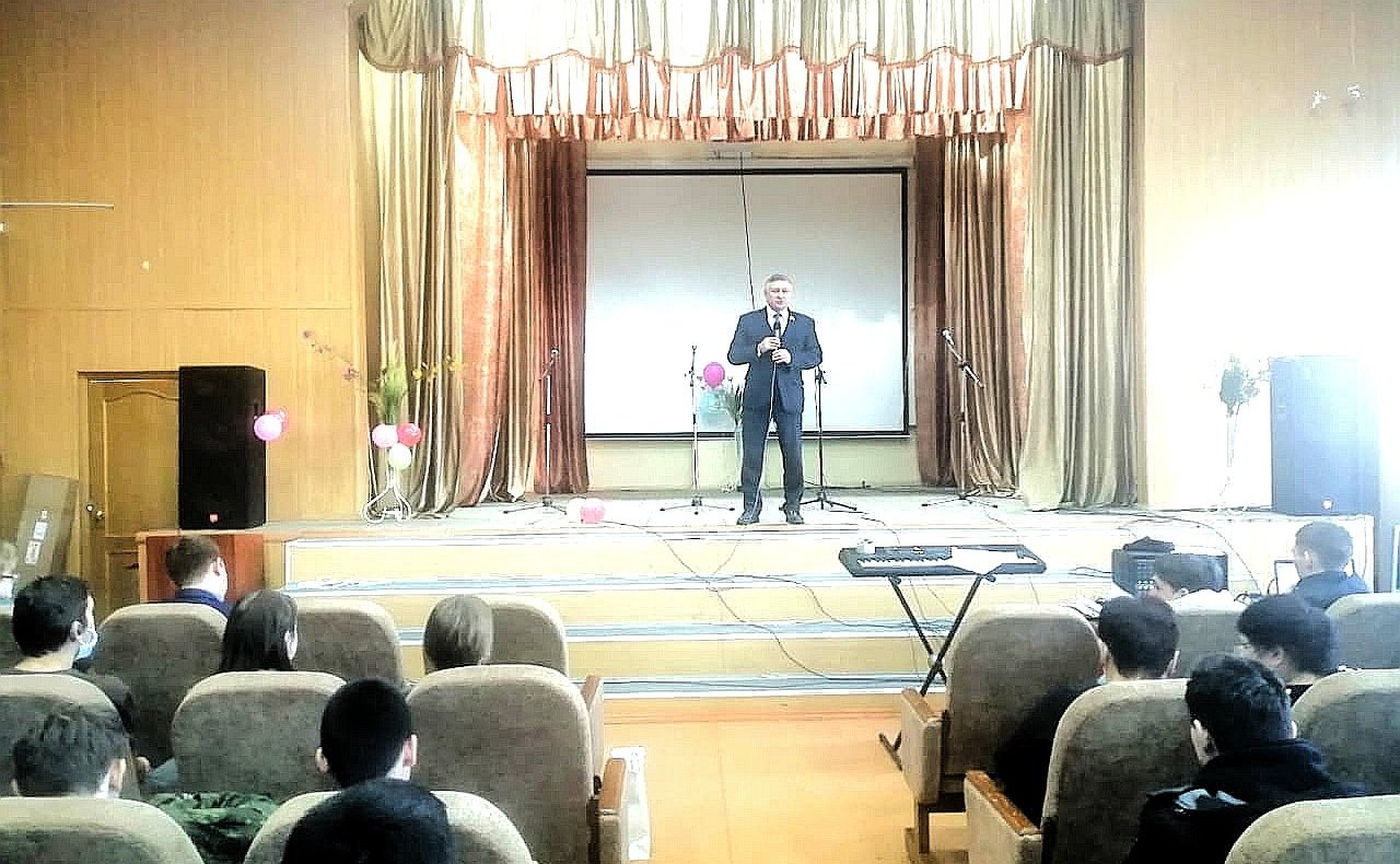 Сергей Михайлов в рамках рабочей поездки в регион встретился с учащимся Нерчинского аграрного техникума