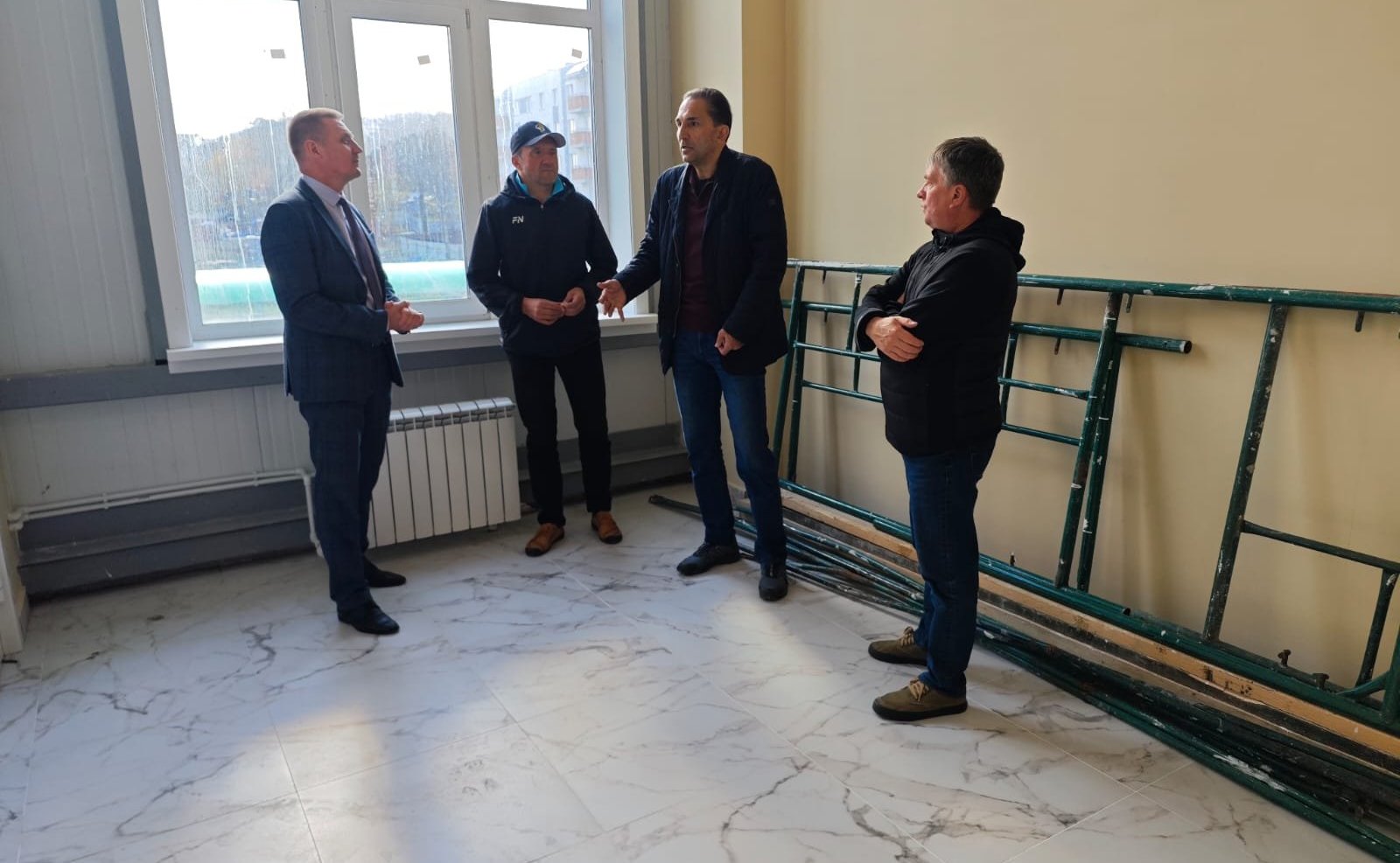 Андрей Хапочкин осмотрел многофункциональный спорткомплекс в городе Макаров и провел ряд встреч