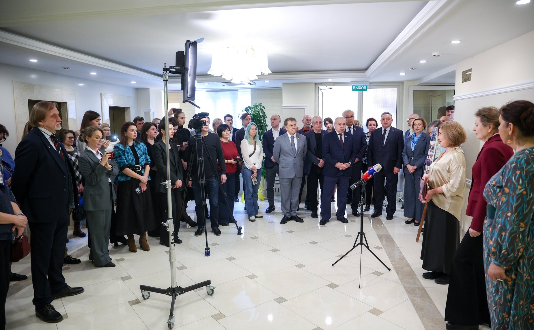 В Совете Федерации открылась художественная выставка, посвященная диалогу культур России и Узбекистана