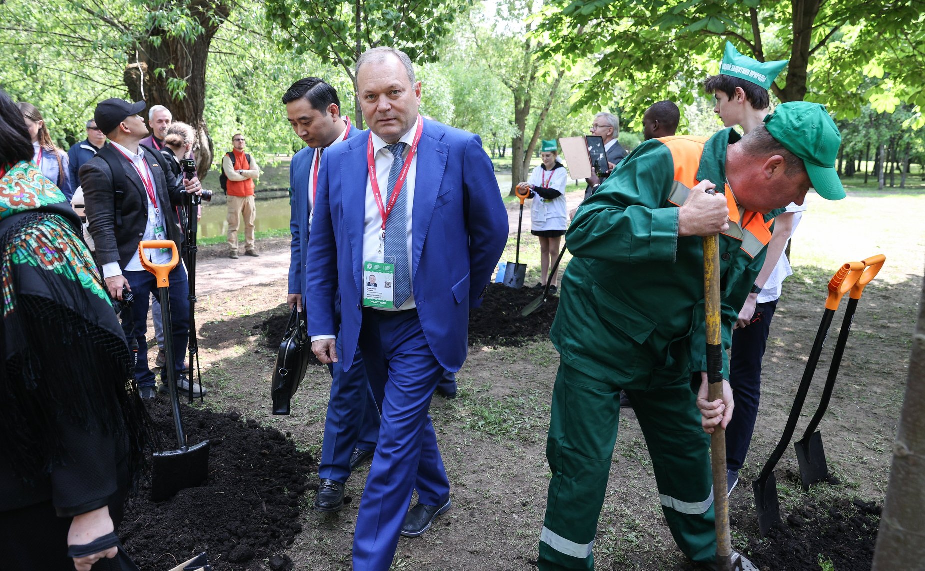 Высадка деревьев в Таврическом саду участниками X Невского международного экологического конгресса