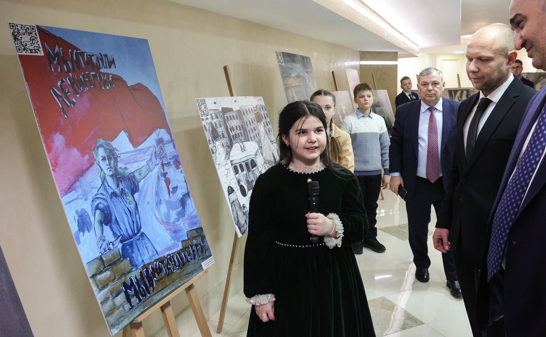 В Совете Федерации открылась выставка картин победителей конкурса детского рисунка, посвященного 80-летию прорыва блокады Ленинграда «Жизнь, деленная на граммы»