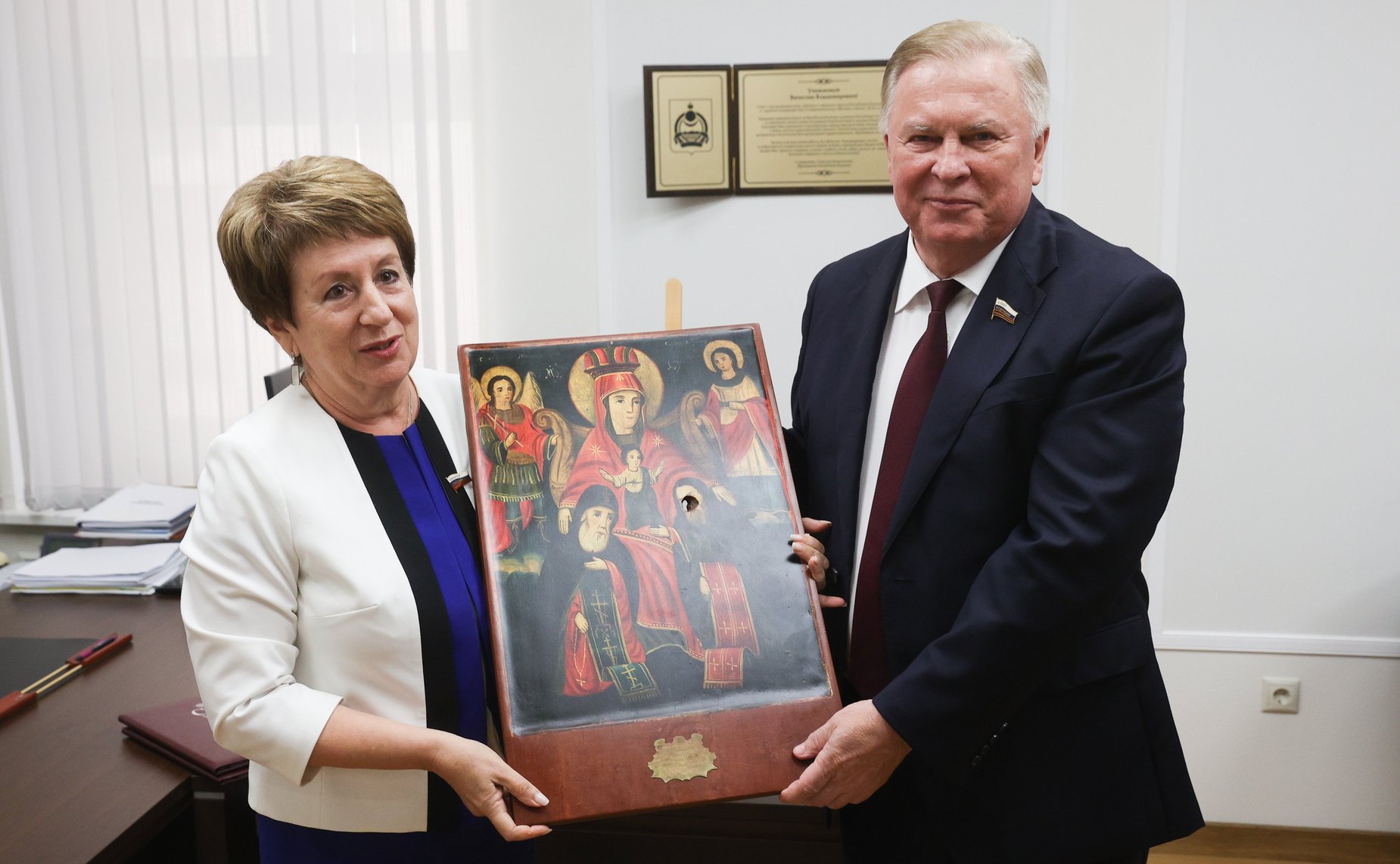 Передача освященного списка Иконы Селенгинского пехотного полка Богоматерь Печерская севастопольцам от жителей Республики Бурятия, в знак исторической связи между российскими регионами