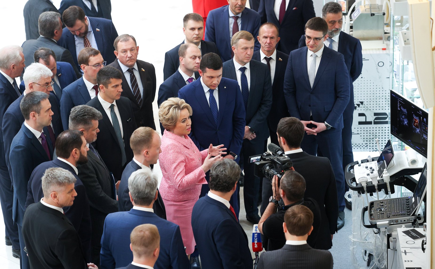 Валентина Матвиенко и Министр промышленности и торговли РФ Антон Алиханов ознакомились с выставкой, посвященной передовым разработкам отечественной промышленности