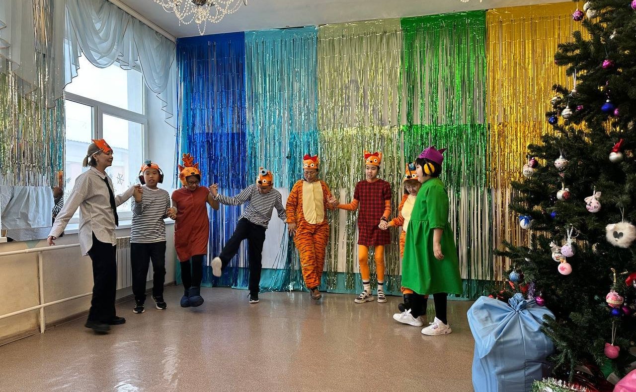 Сахамин Афанасьев поздравил воспитанников Адаптивной школы-интерната № 28 города Якутска с наступающим Новым годом