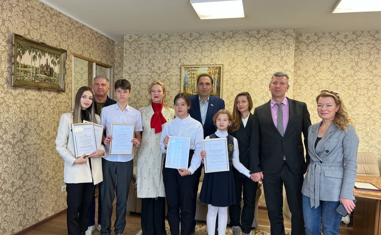 Андрей Хапочкин наградил юных сахалинцев благодарственными письмами Совета Федерации