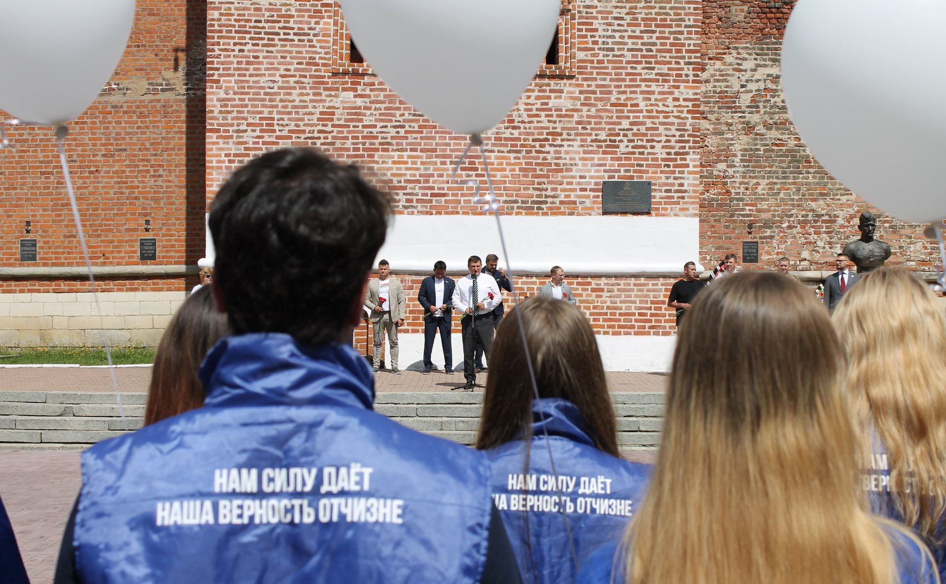 Руслан Смашнев и Артем Малащенков возложили цветы в память о детях, ставших жертвами вооруженной агрессии киевского режима