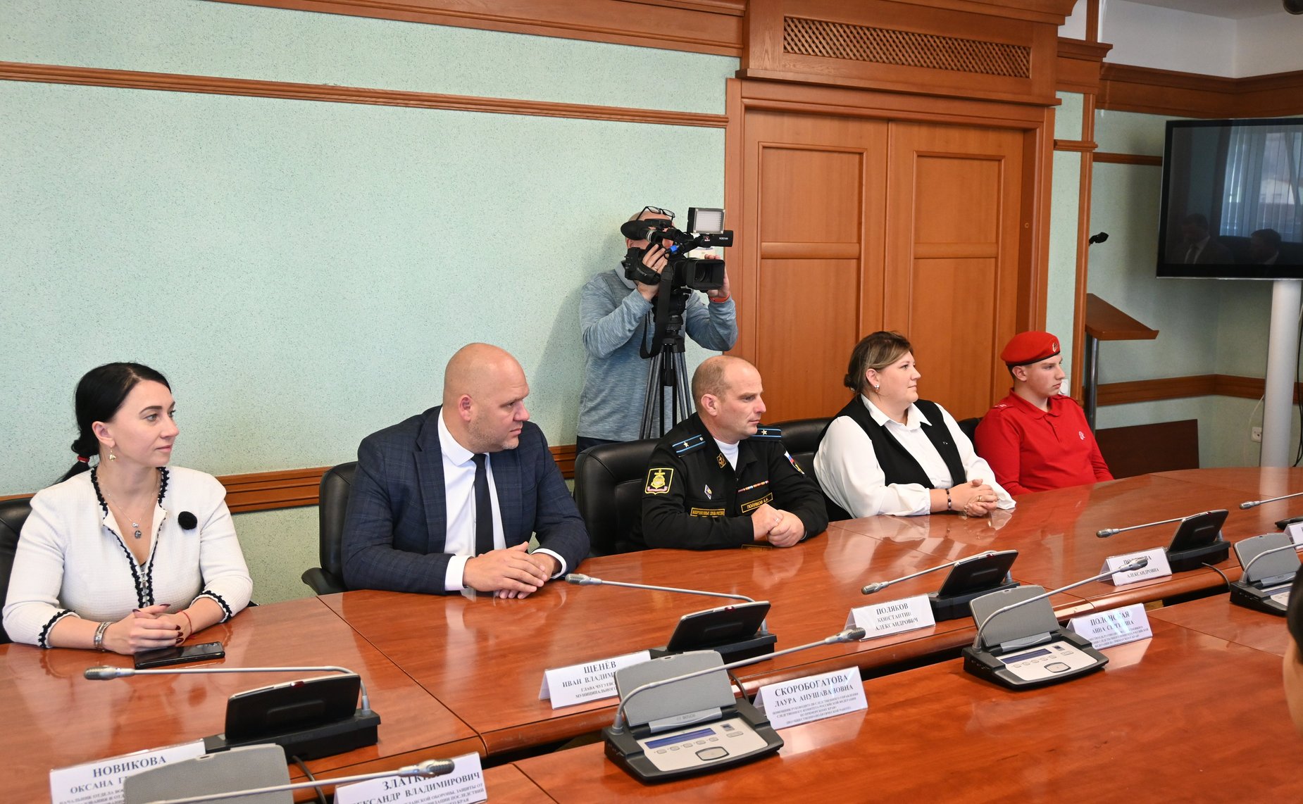 Александр Ролик во время региональной недели в торжественной обстановке вручил памятную медаль Совета Федерации «За проявленное мужество» школьнику из села Чугуевка Приморского края Тимофею Полякову