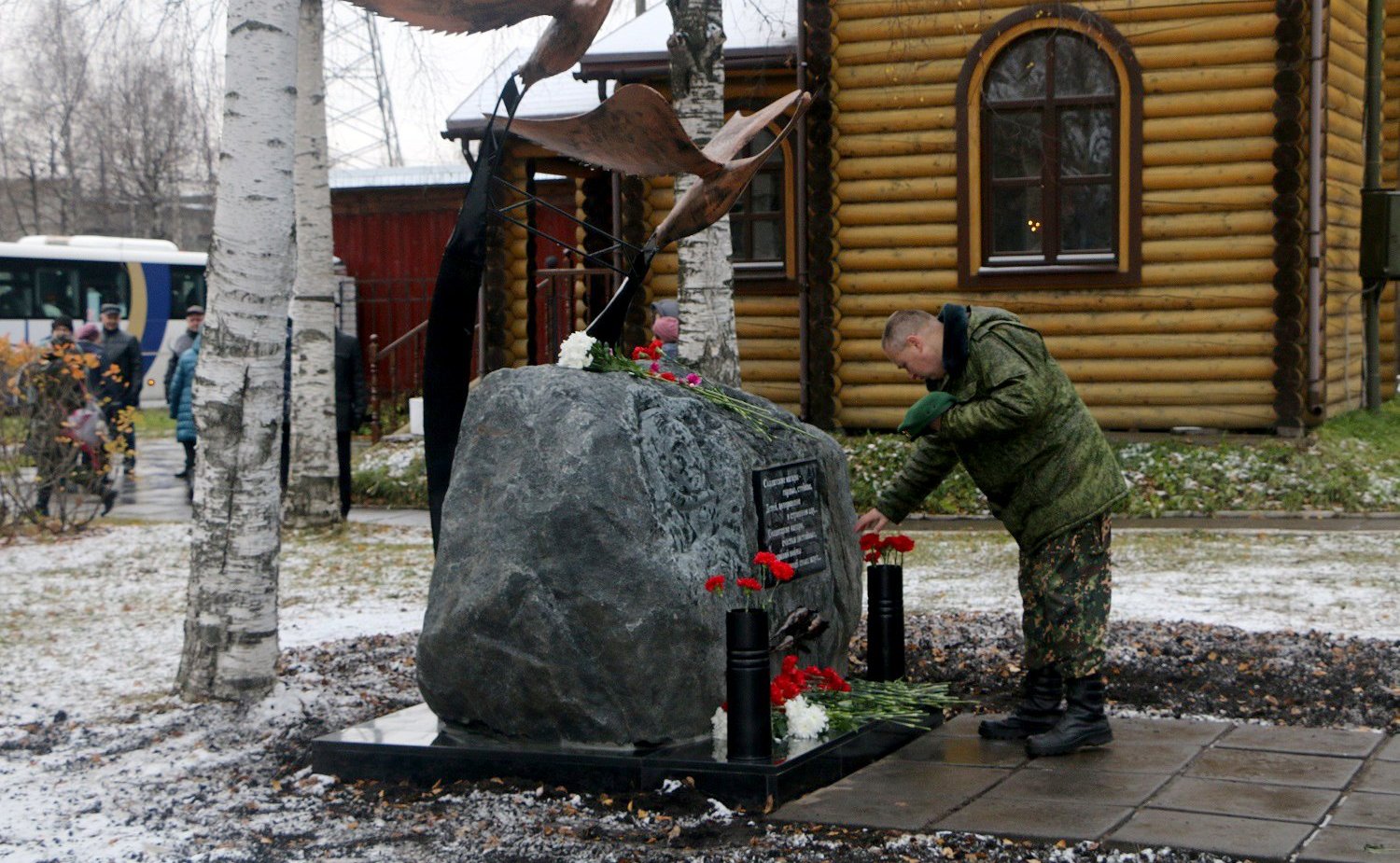 Виктор Павленко принял участие в открытии памятного знака «Солдатским матерям» на Архангельском мемориале «Площадь памяти»