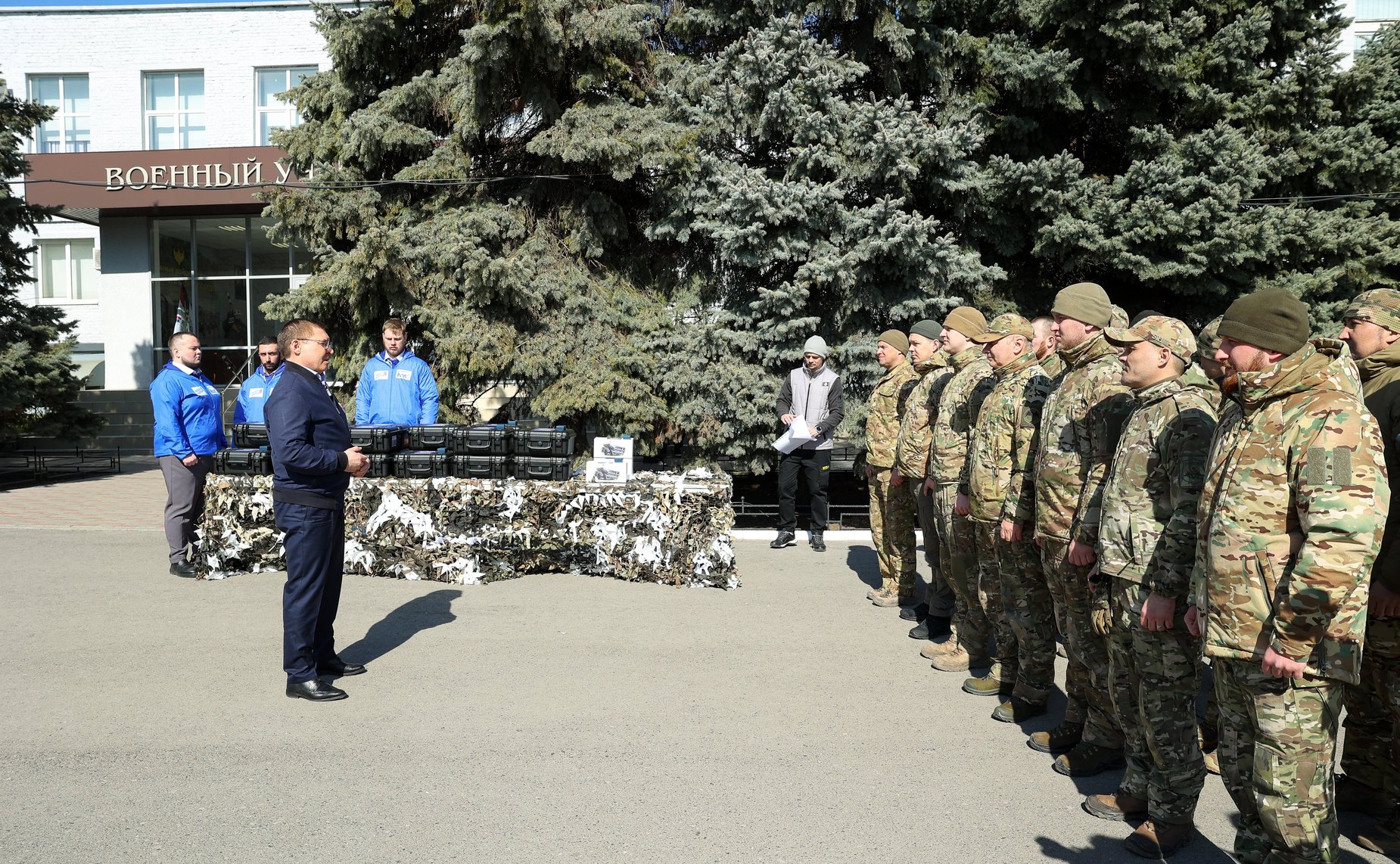 Передача гуманитарного груза бойцам группировки войск «Центр» в Ростовской области