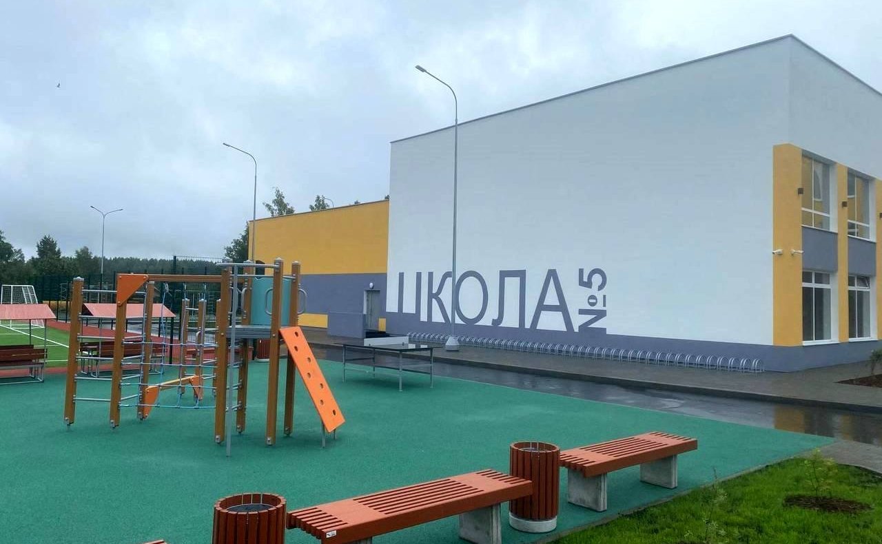 Владимир Чижов в рамках региональной недели побывал на строительных площадках школы и детского сада в поселках Деревянка и Ляскеля