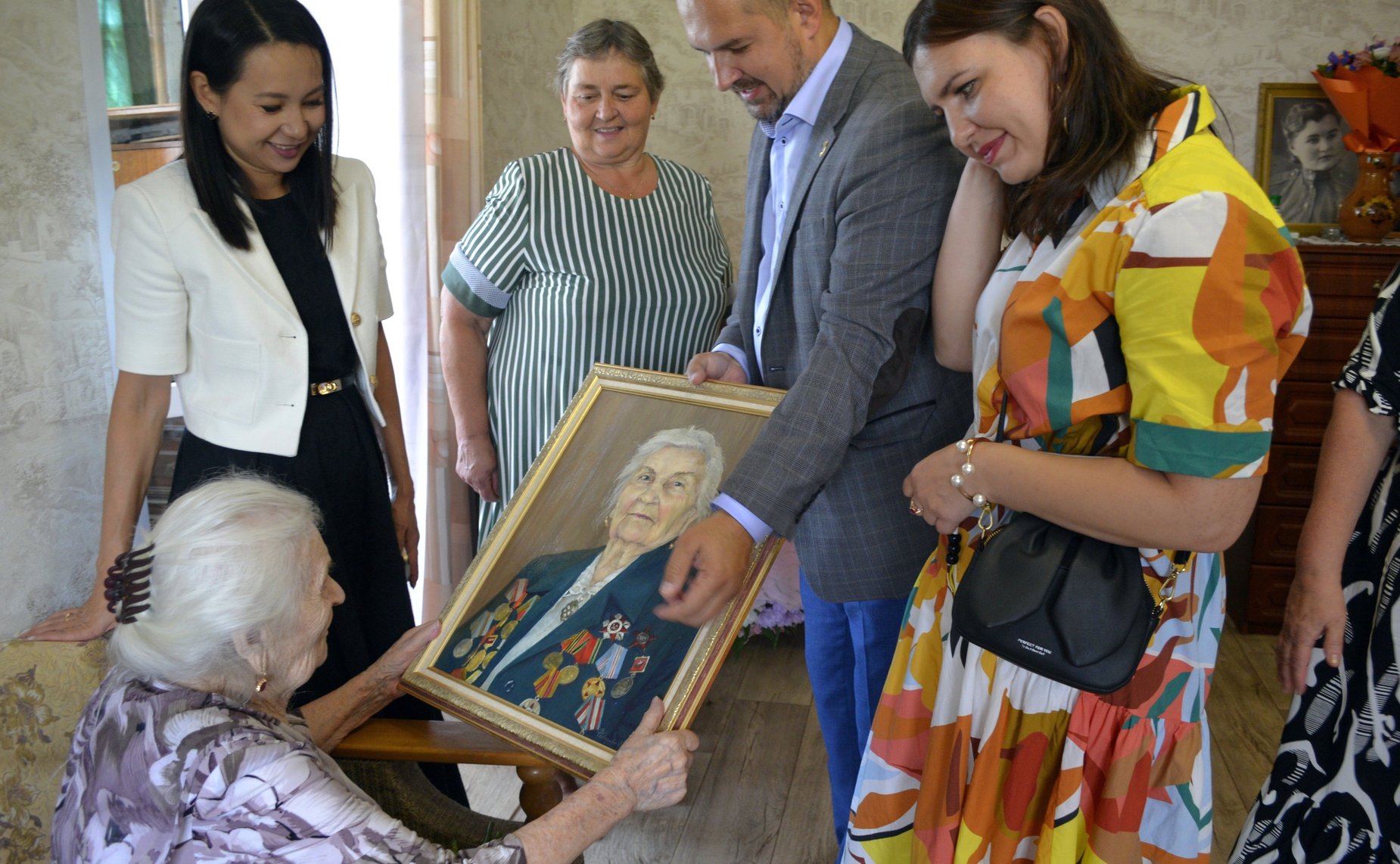 Сергей Мартынов поздравил со 100-летием жительницу Йошкар-Олы, ветерана Великой Отечественной войны