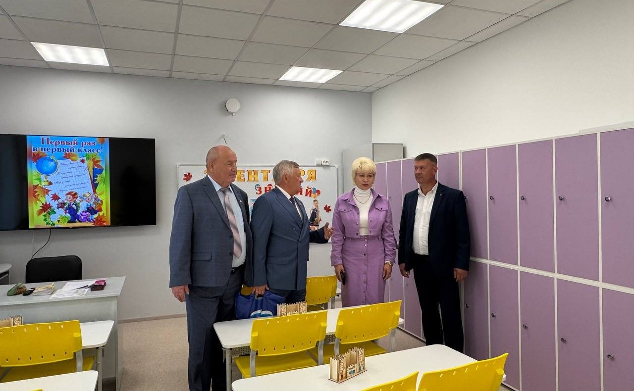 Сергей Михайлов поздравил с Днем знаний педагогов и учеников школы №63 поселка Чернышевск