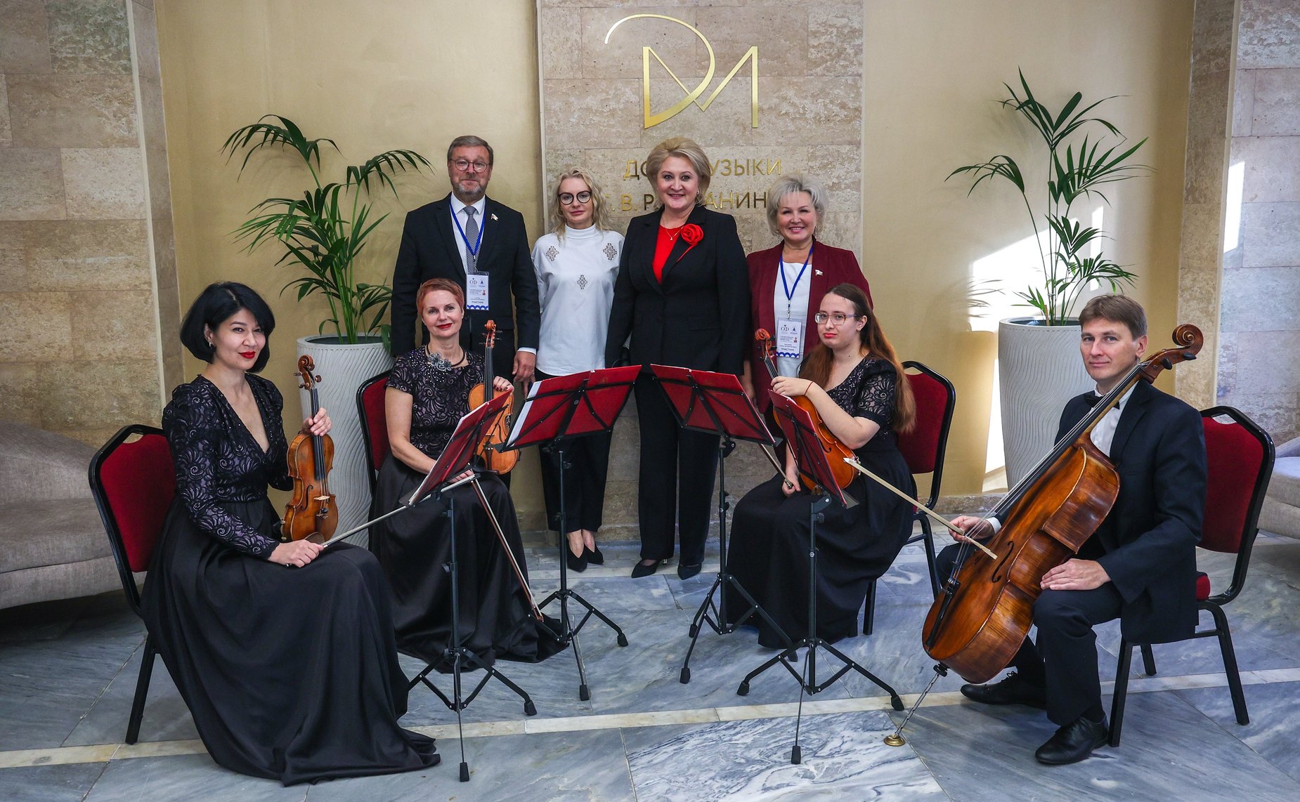 В рамках работы Х Парламентского форума «Историко-культурное наследие России» в Великом Новгороде Валентина Матвиенко посетила детскую общеобразовательную школу имени Г.Р. Державина и Дом музыки имени С.В. Рахманинова