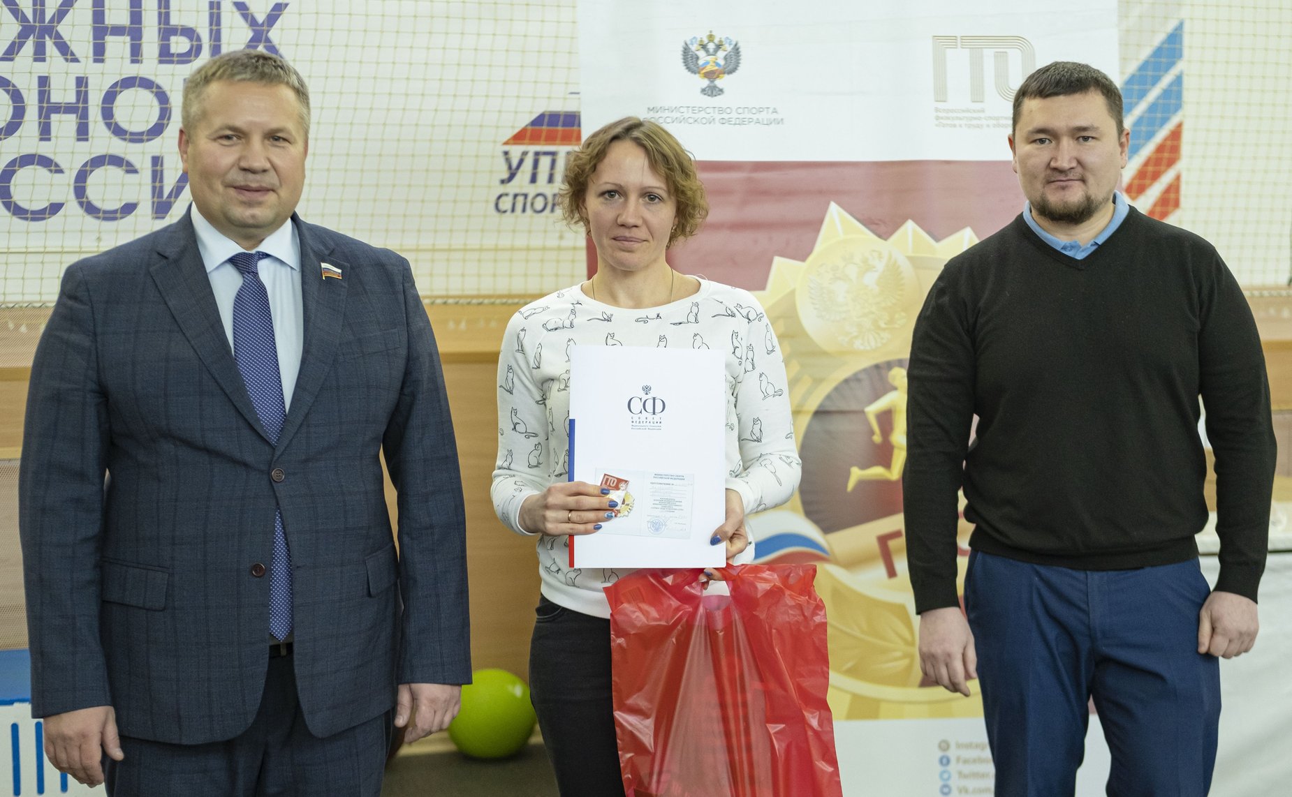 Денис Гусев в ходе поездки в регион принял участие в церемонии вручения знаков Всероссийского физкультурно-спортивного комплекса «Готов к труду и обороне»