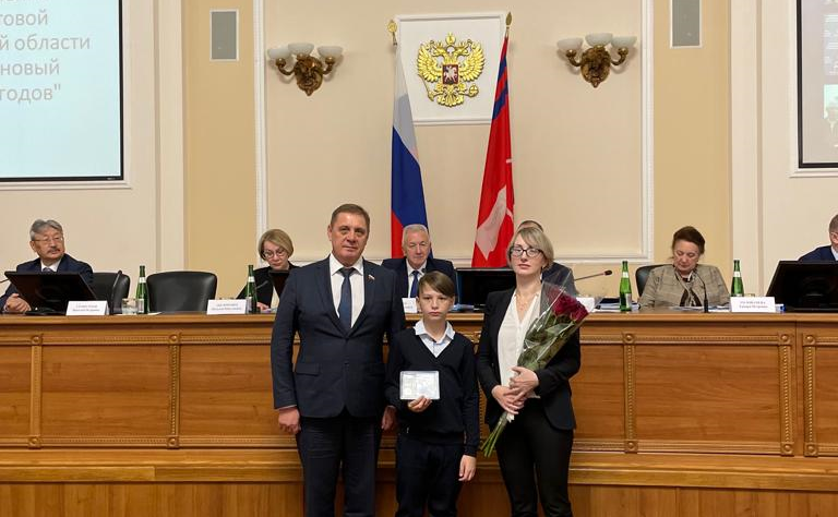 Николай Семисотов провел награждение медалью Совета Федерации «За проявленное мужество» детей из Волгоградской области