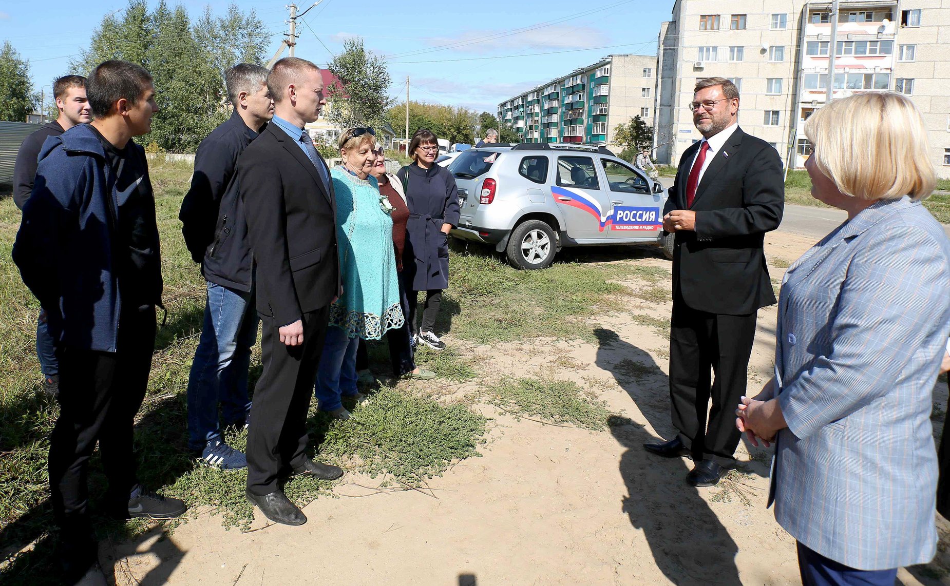 Константин Косачев ознакомился с ходом завершения строительства физкультурно-оздоровительного комплекса в пос. Приволжский