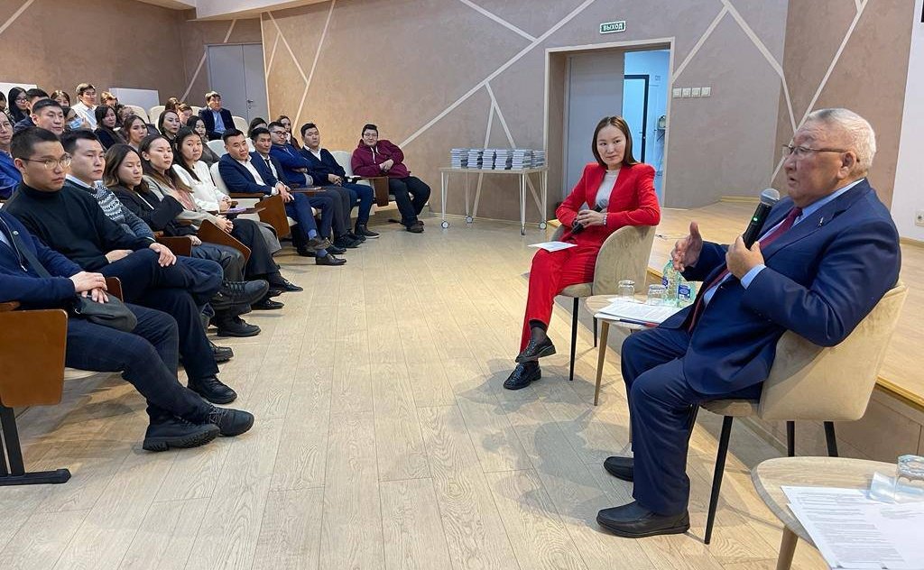 Егор Борисов встретился в г. Якутске с молодыми специалистами – государственными гражданскими служащими Республики Саха (Якутия)