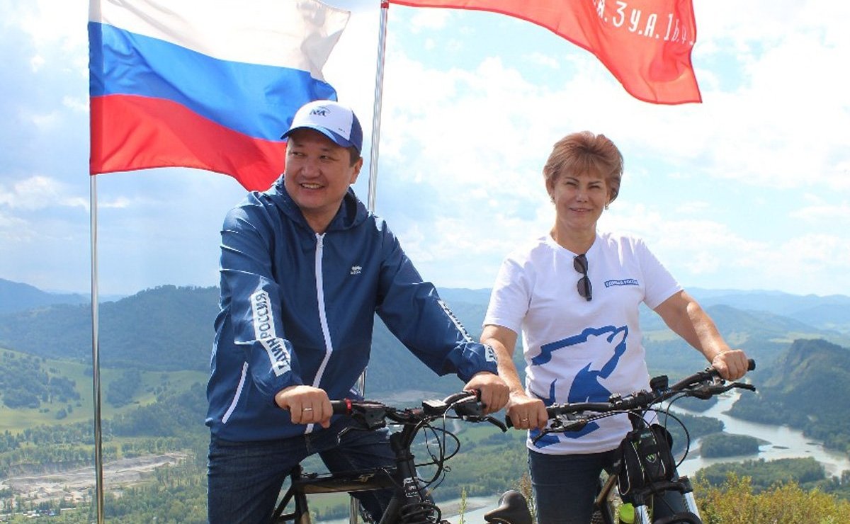 Татьяна Гигель встретилась с участниками велопробега, организованного членами региональных молодежный общественных организаций в честь 75-летия Великой Победы