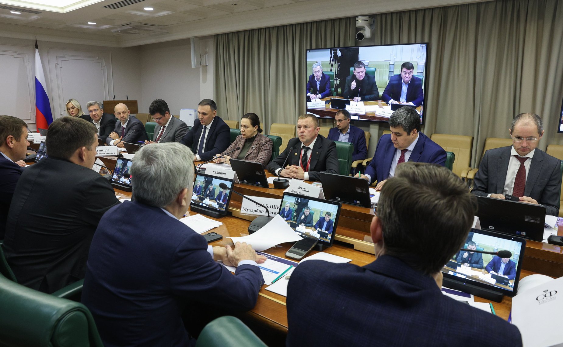 Заместитель Председателя Совета Федерации Николай Журавлев провел совещание по вопросам развития малого и среднего предпринимательства в стране