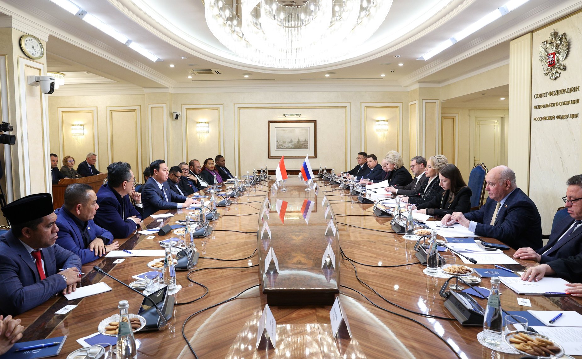 Валентина Матвиенко провела встречу с Председателем Совета представителей регионов Республики Индонезии Султаном Бактиаром Наджамундином